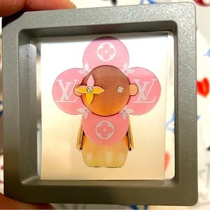 💜🦋Louis Vuitton Vivienne Sticker In A Protective Frame 🖼️